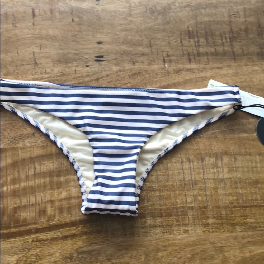 Striped Amuse society bikin bottoms. Size med